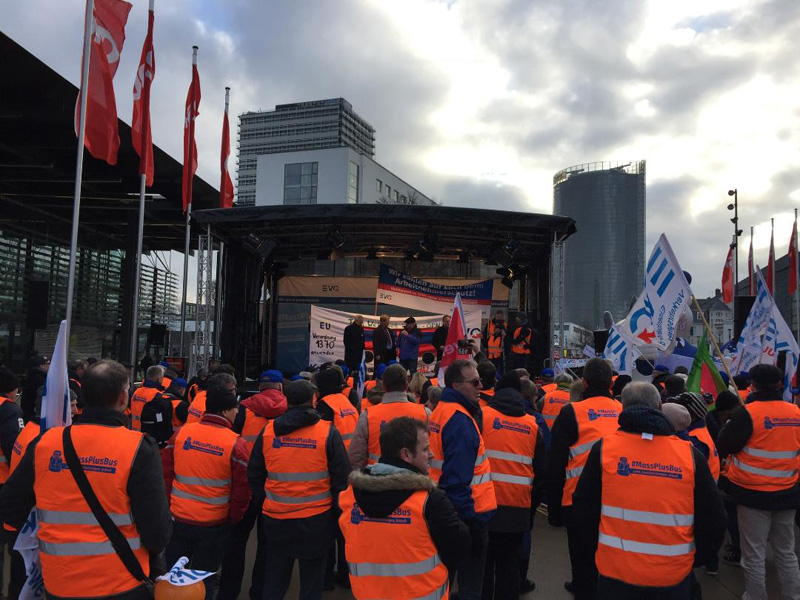 Bühnenvermietung einer AL Stage R48 Trailerbühne