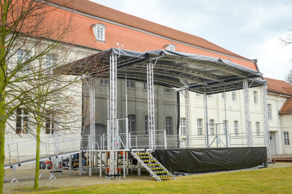 AL Stage R80 mit PA Wings und Rampe