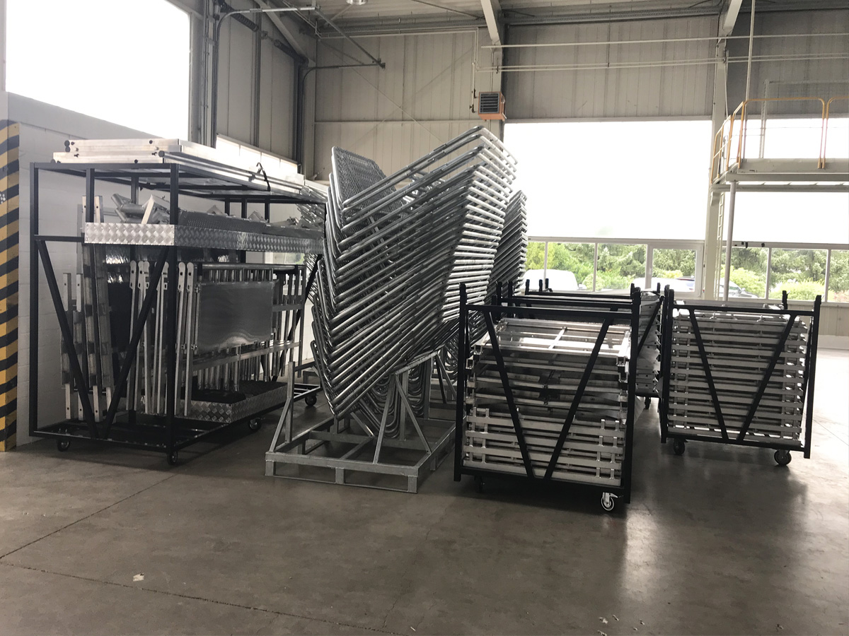 Diverse Absperrungen und Transportboxen