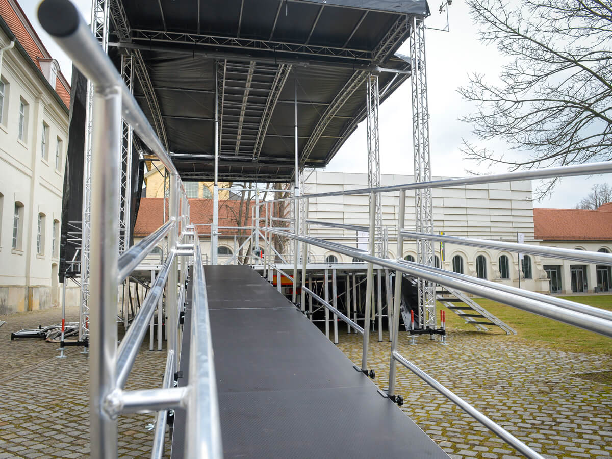 Laderampe mit Geländern