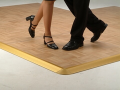 Tanzboden Parkett mit goldenen Umrandungsprofil