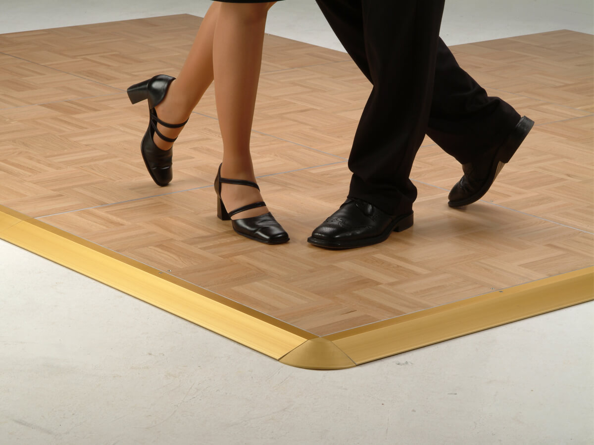 Tanzboden Parkett mit goldenen Umrandungsprofilen