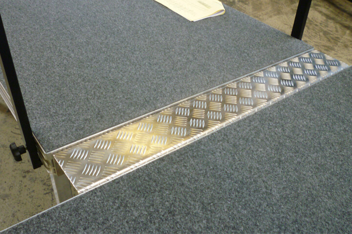 rampe aus bühnenpodesten_06