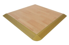 Tanzfläche aus Buche Laminat mit goldenen Umrandungsprofilen