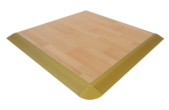 Tanzfläche aus Buche Laminat mit goldenen Umrandungsprofilen