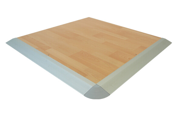 Tanzfläche aus Buche Laminat mit aluminiumfarbenen Umrandungsprofilen