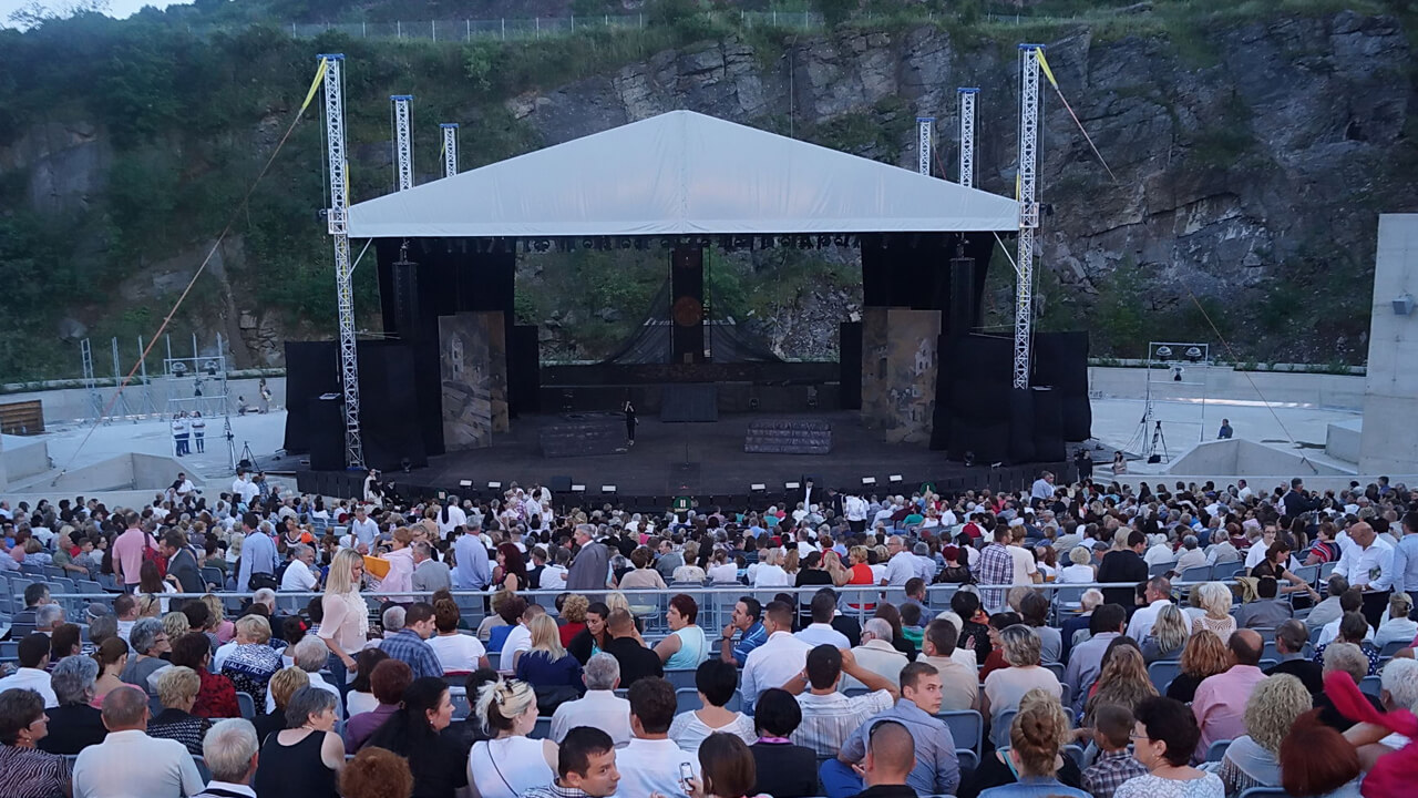 Ground Support - Traversenkonstruktion mit Giebeldach